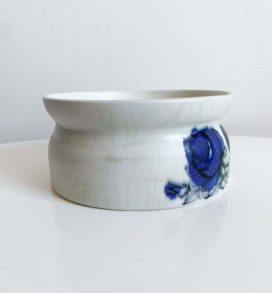 Hilkka Liisa Ahola Blue Rose bowl, hand-painted | Arabia Finland