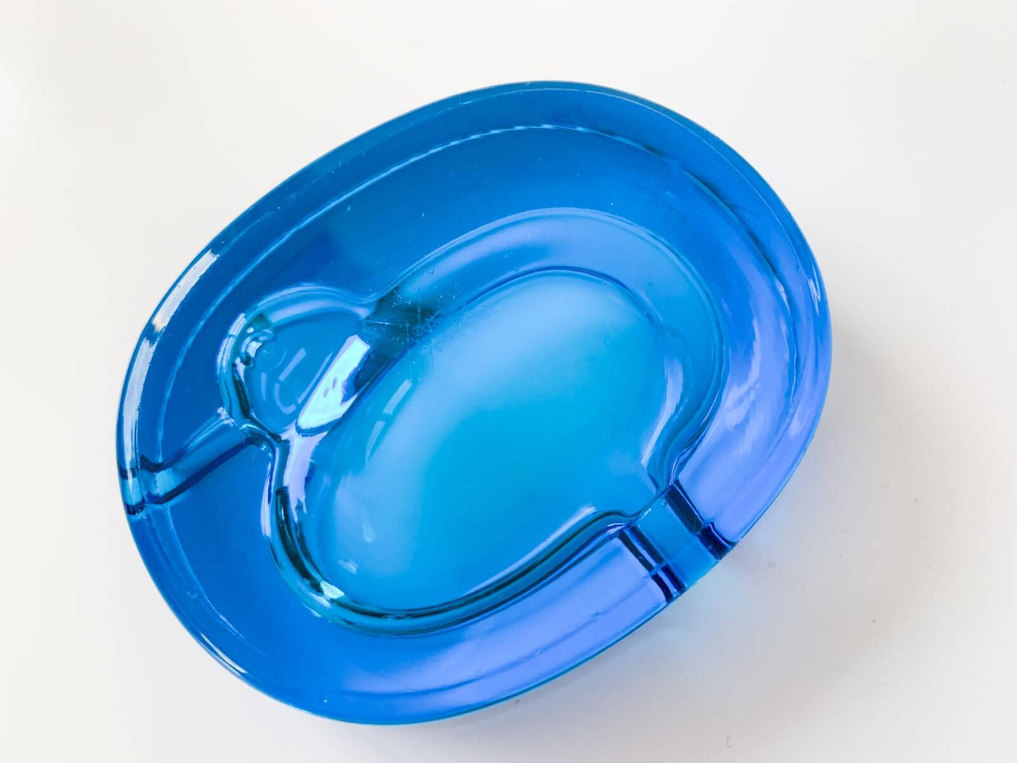 Kaj Franck, Art glass decor ashtray Tipu, Nuutajarvi 1960s