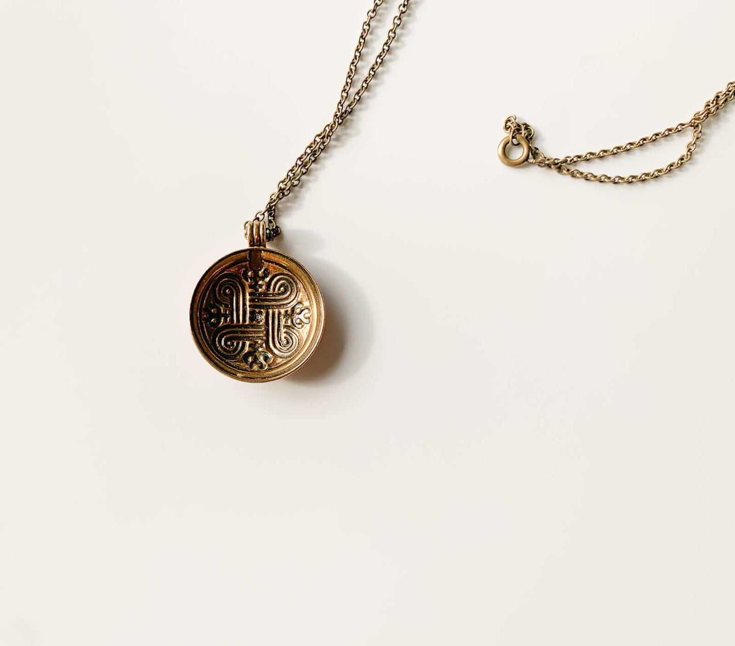 Kalevala Koru, Bronze pendant Hannunvaakuna