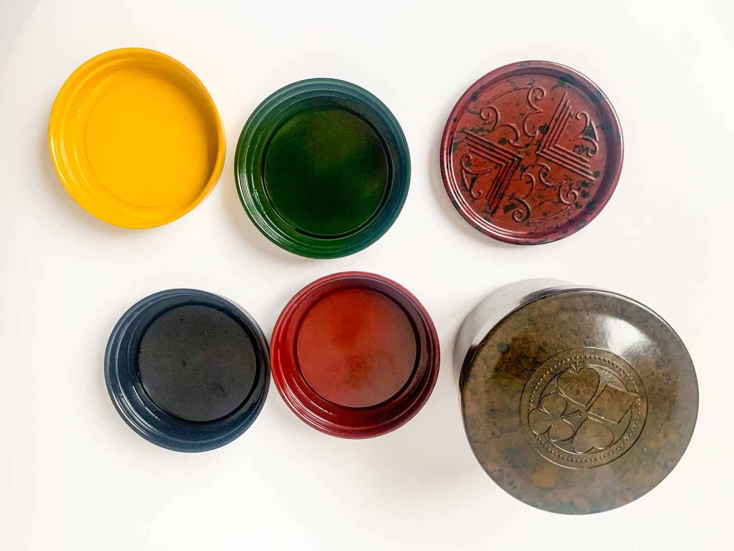Marbled bakelite card table setup, 1940s - 1950s