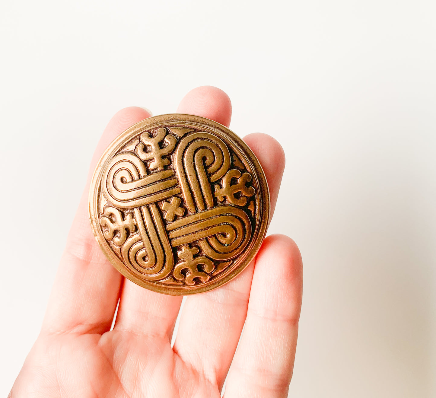 Kalevala Koru, Large bronze brooch Hannunvaakuna
