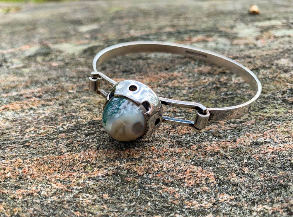 Midmod silver bracelet with jasper gemstone, designer Martti Viikinniemi, 1966 Finland