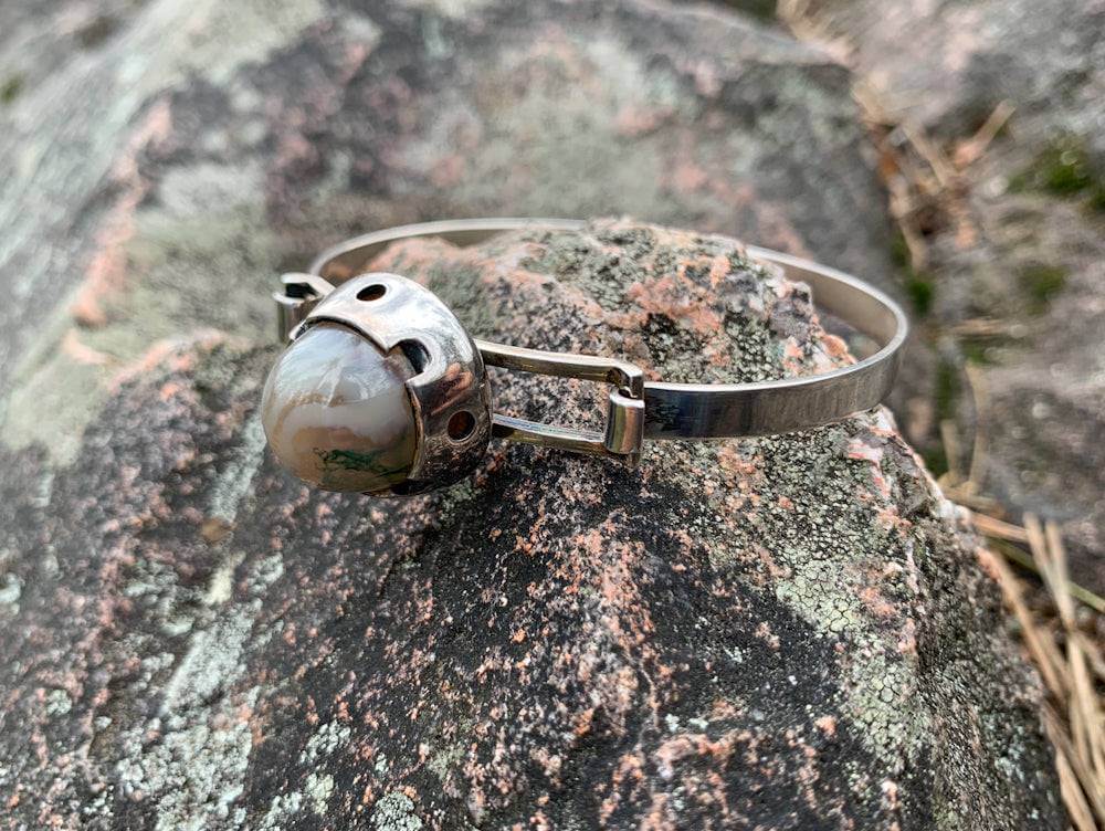 Midmod silver bracelet with jasper gemstone, designer Martti Viikinniemi, 1966 Finland