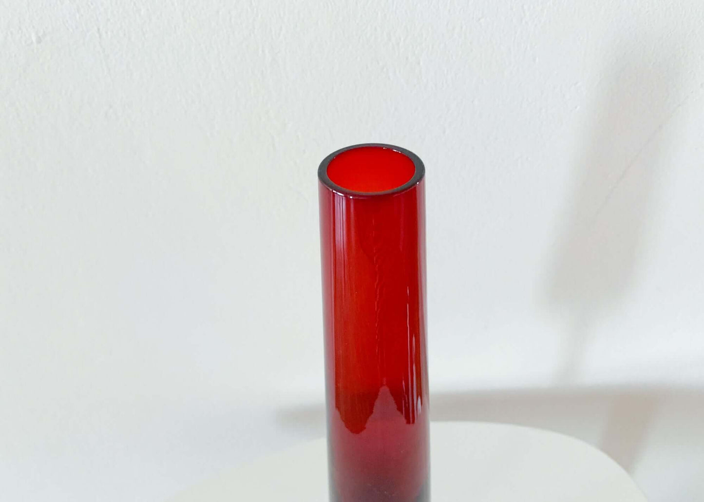 Rubinrote Vase mit Fuß, Mid-Century Modern, Elme Schweden, 1950-60er Jahre