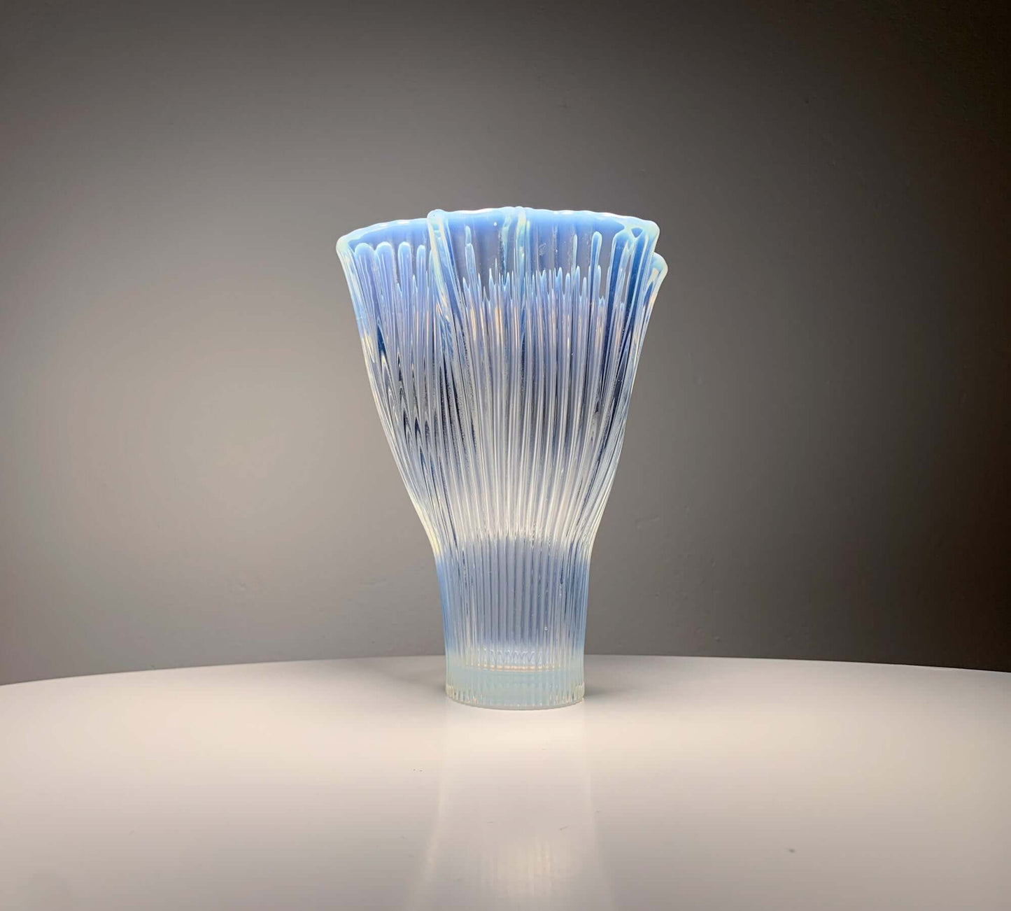 Opalescent Reffla vase by Arthur Percy, Gullaskruf Sweden