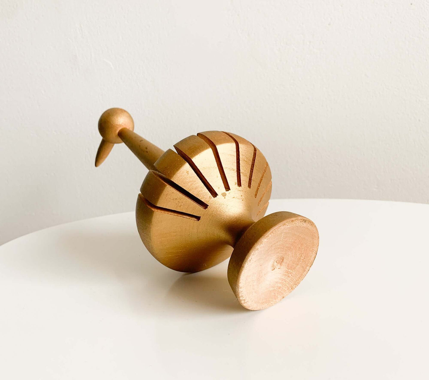 Paavo Asikainen | Figur einer Vogelstatue aus Holz mit goldenem Ton