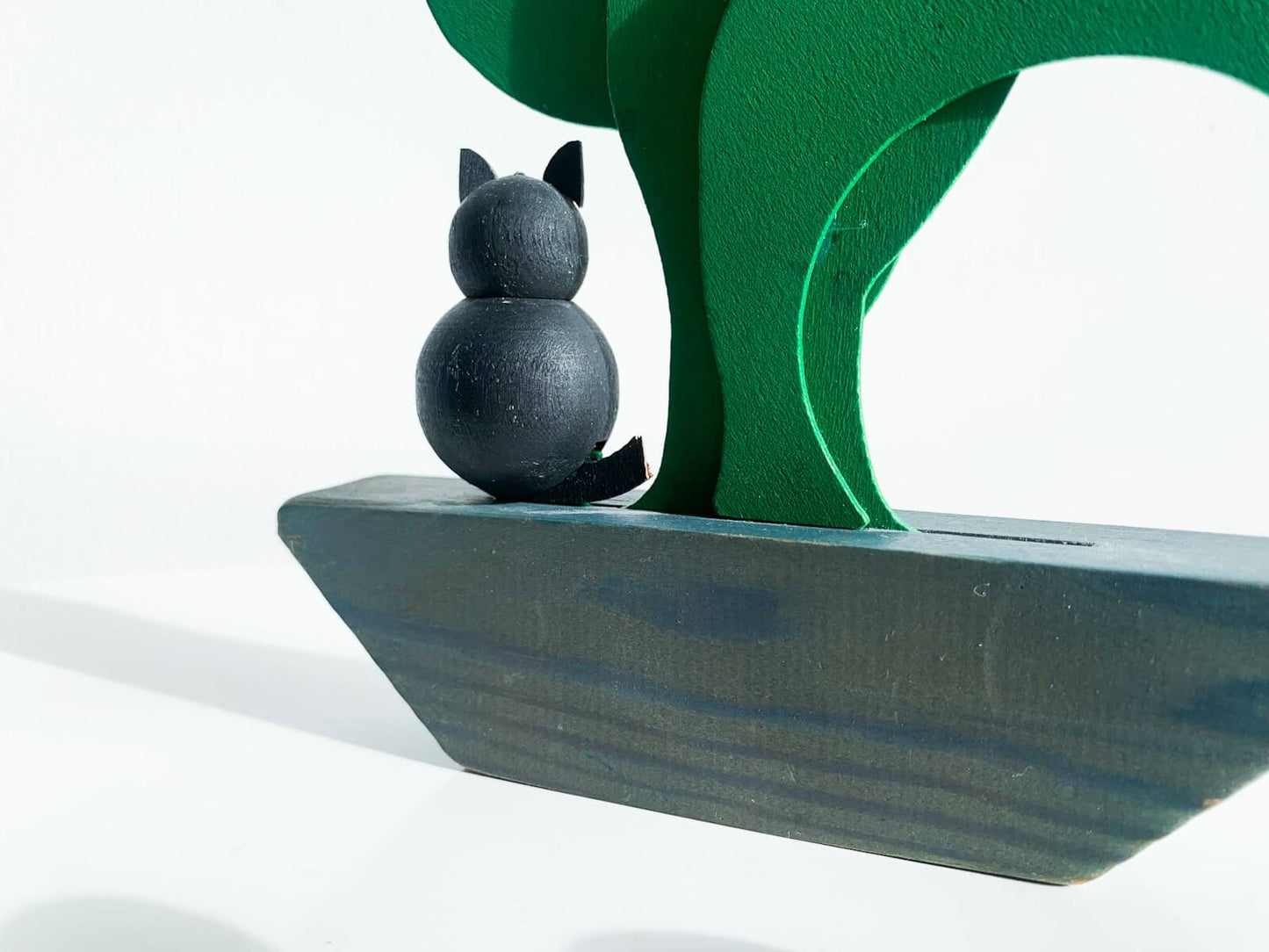 Wooden Decor Plump Cat Under a Flower, Johan Finland