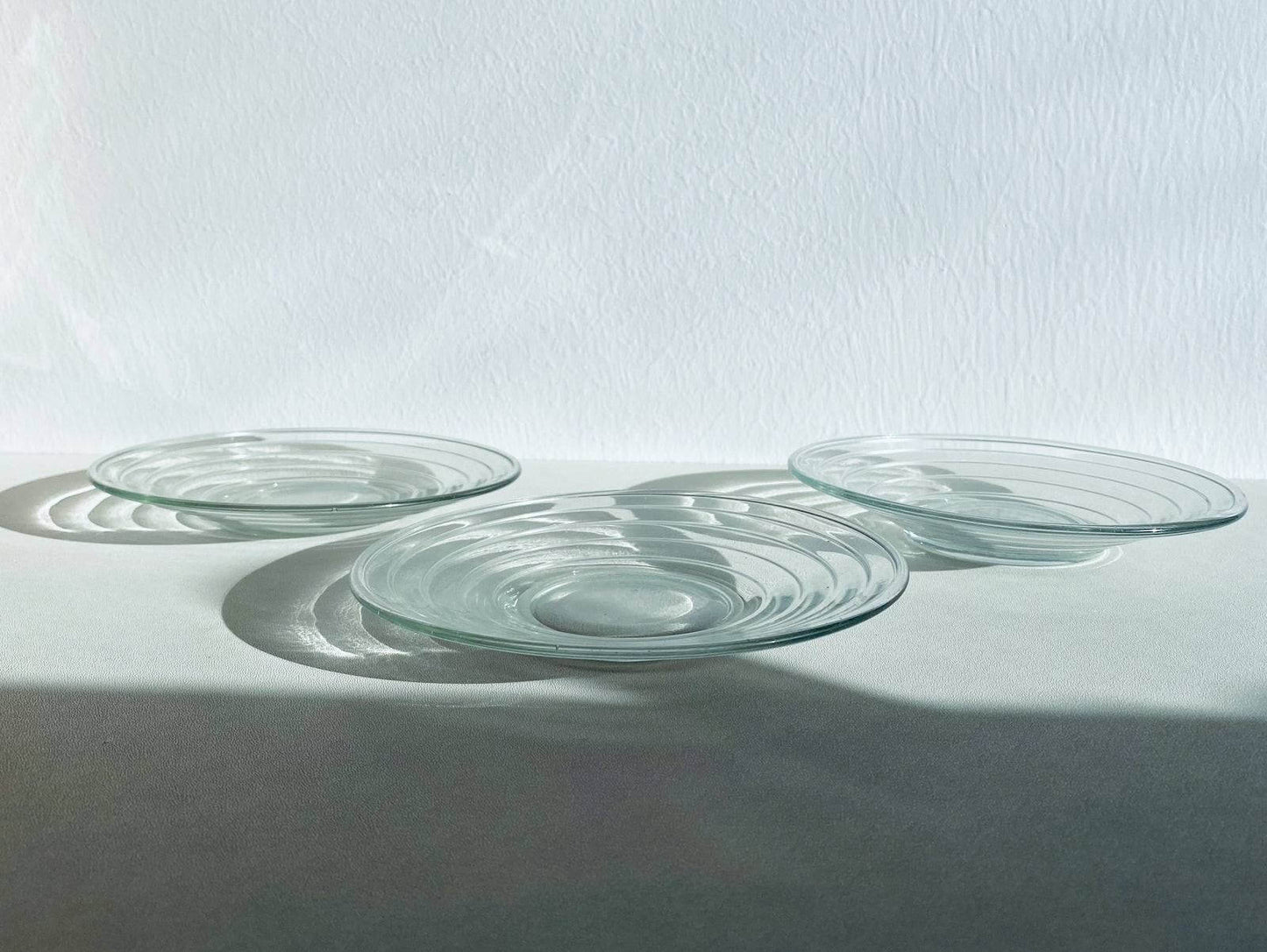 Set of 3 dessert glass plates Bölgeblick, design Aino Aalto, Karhula, 1940-50s