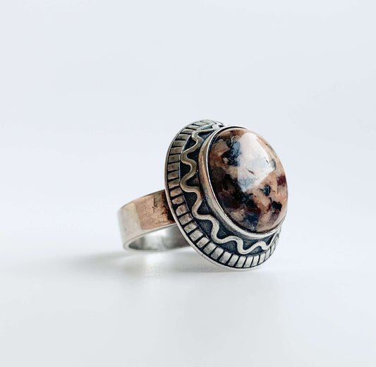 Silberring Kalevala Koru mit rosa Granit
