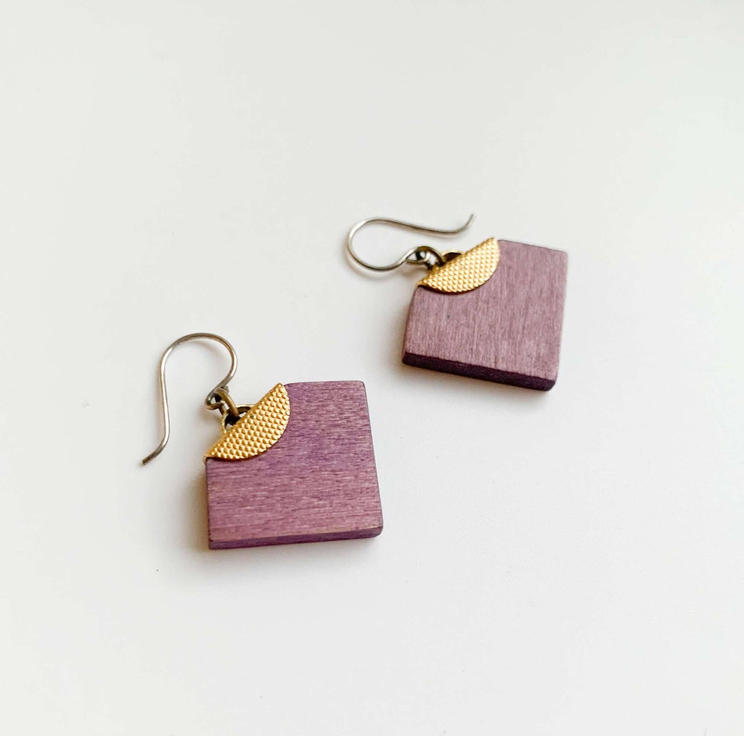 Mauve wooden earrings, brass detail, Aarikka