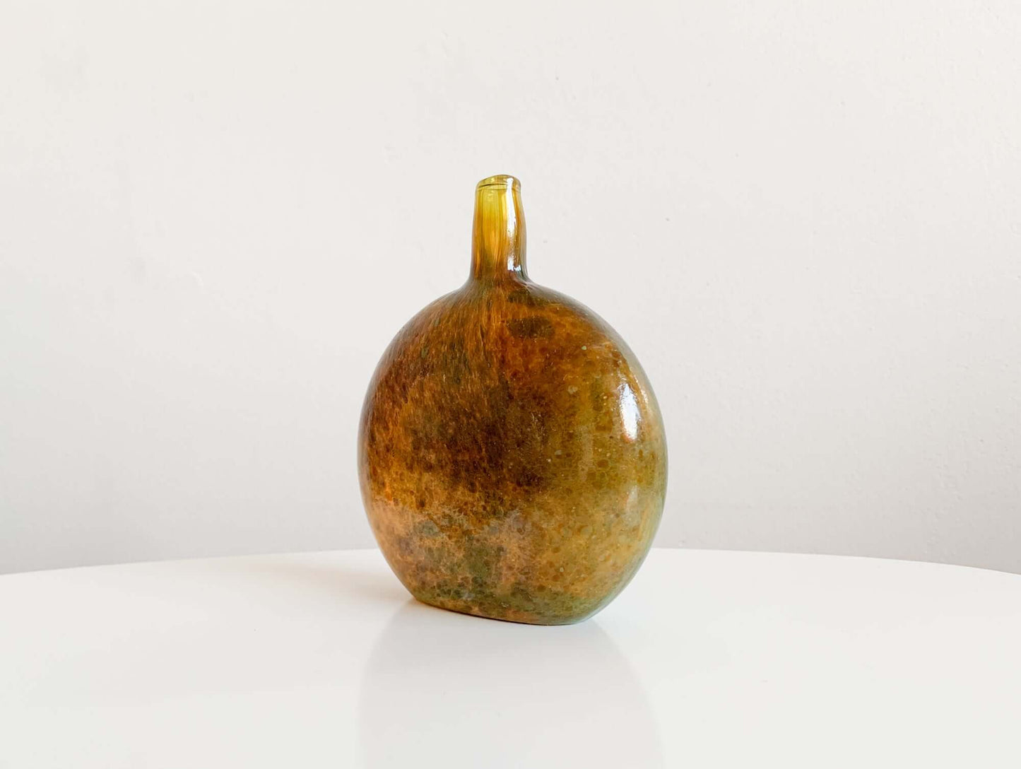 Vase art-bottle Mansikkapaikka flask form, luster glass by Oiva Toikka, Nuutajärvi 1980s