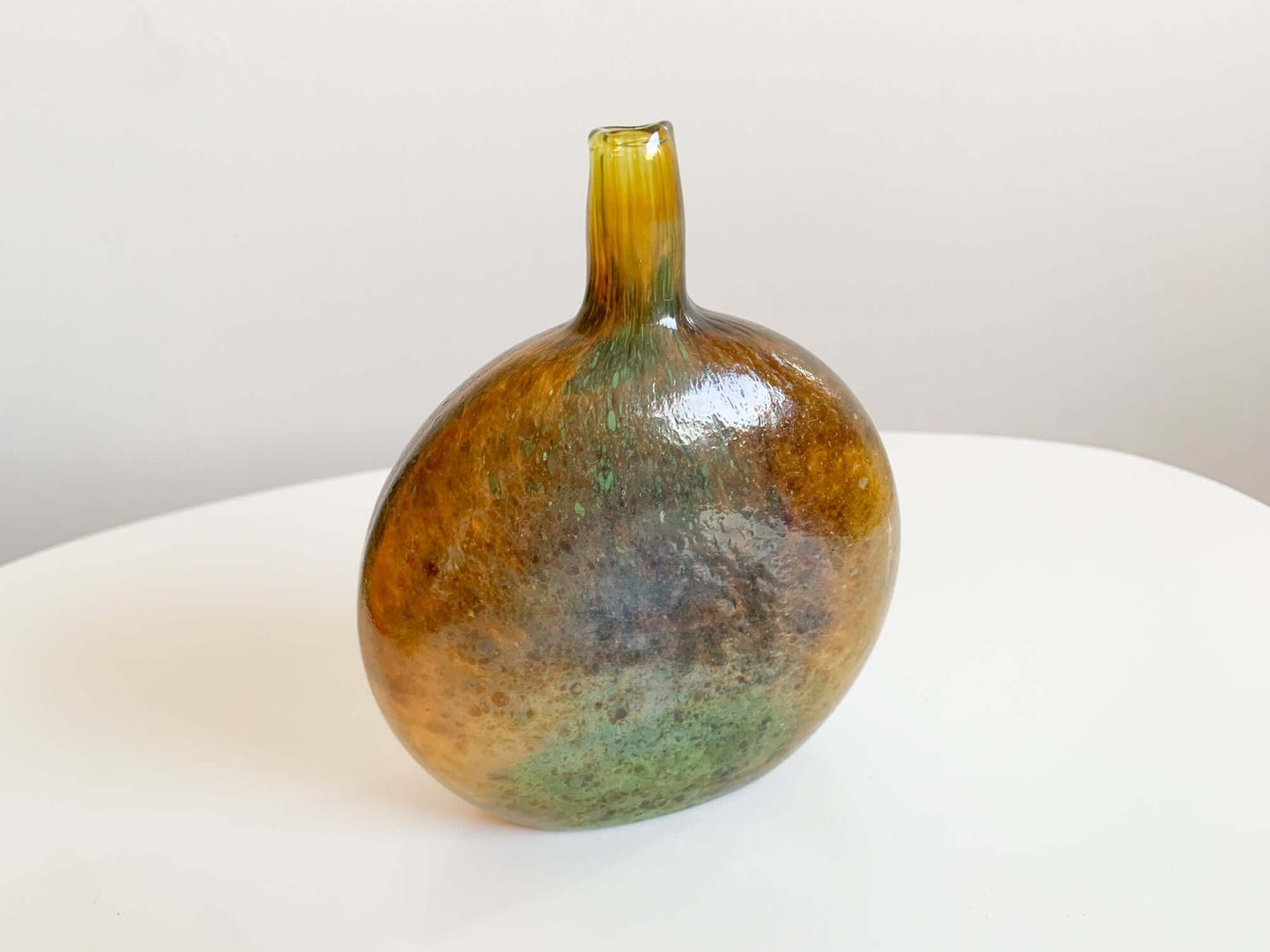 Vase art-bottle Mansikkapaikka flask form, luster glass by Oiva Toikka, Nuutajärvi 1980s