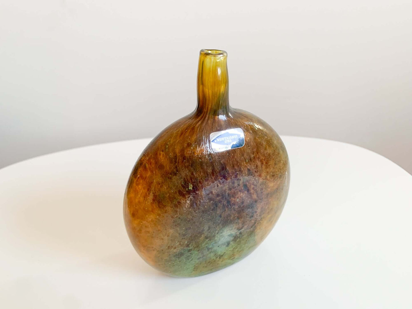 Vase art-bottle Mansikkapaikka flask form, luster glass by Oiva Toikka, Nuutajärvi 1980s
