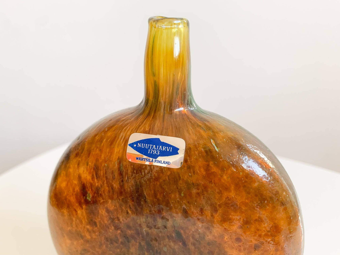 Vase art-bottle Mansikkapaikka flask form, luster glass by Oiva Toikka, Nuutajärvi 1980s