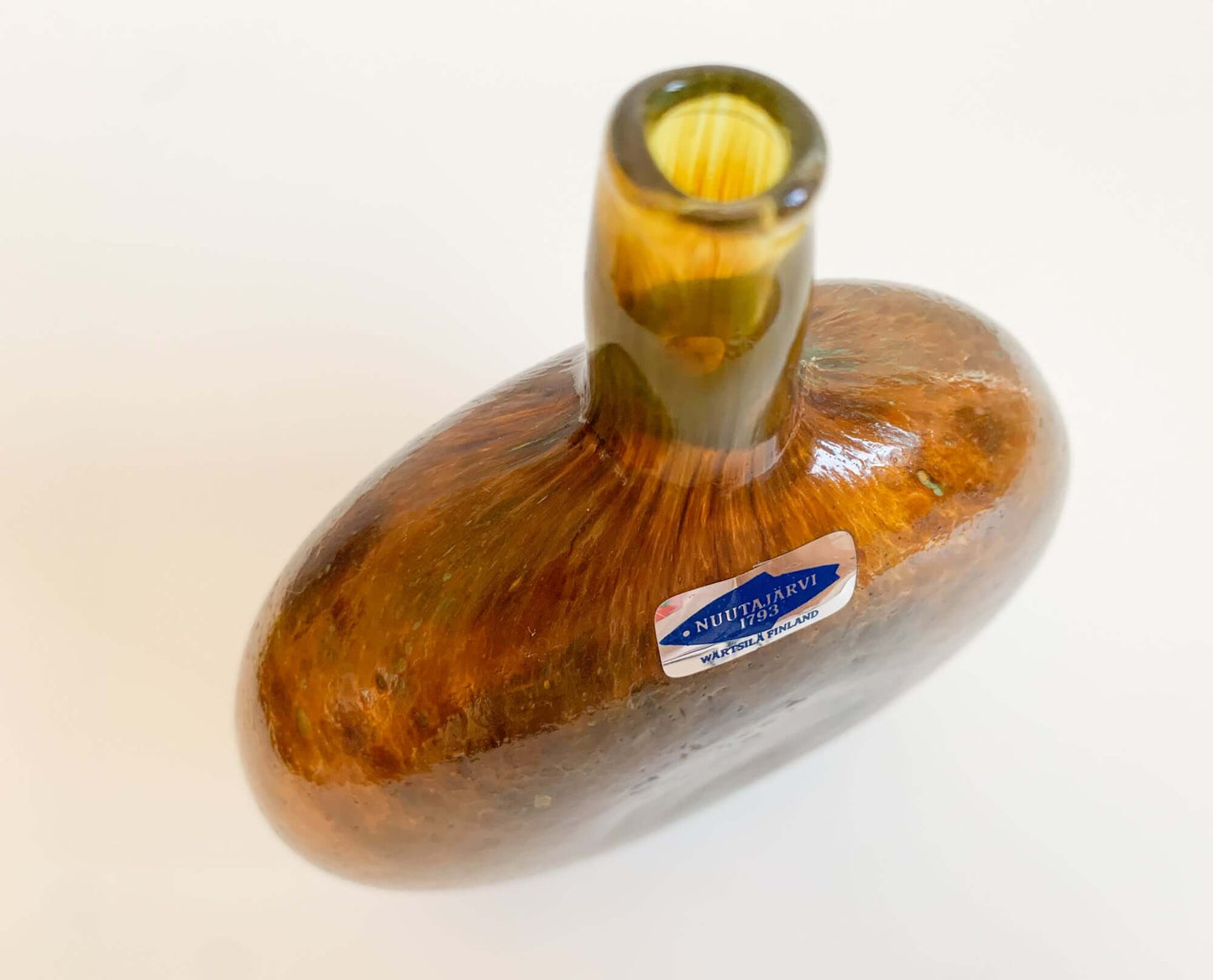 Vase art-bottle Mansikkapaikka flask form, luster glass by Oiva Toikka, Nuutajärvi 1980s