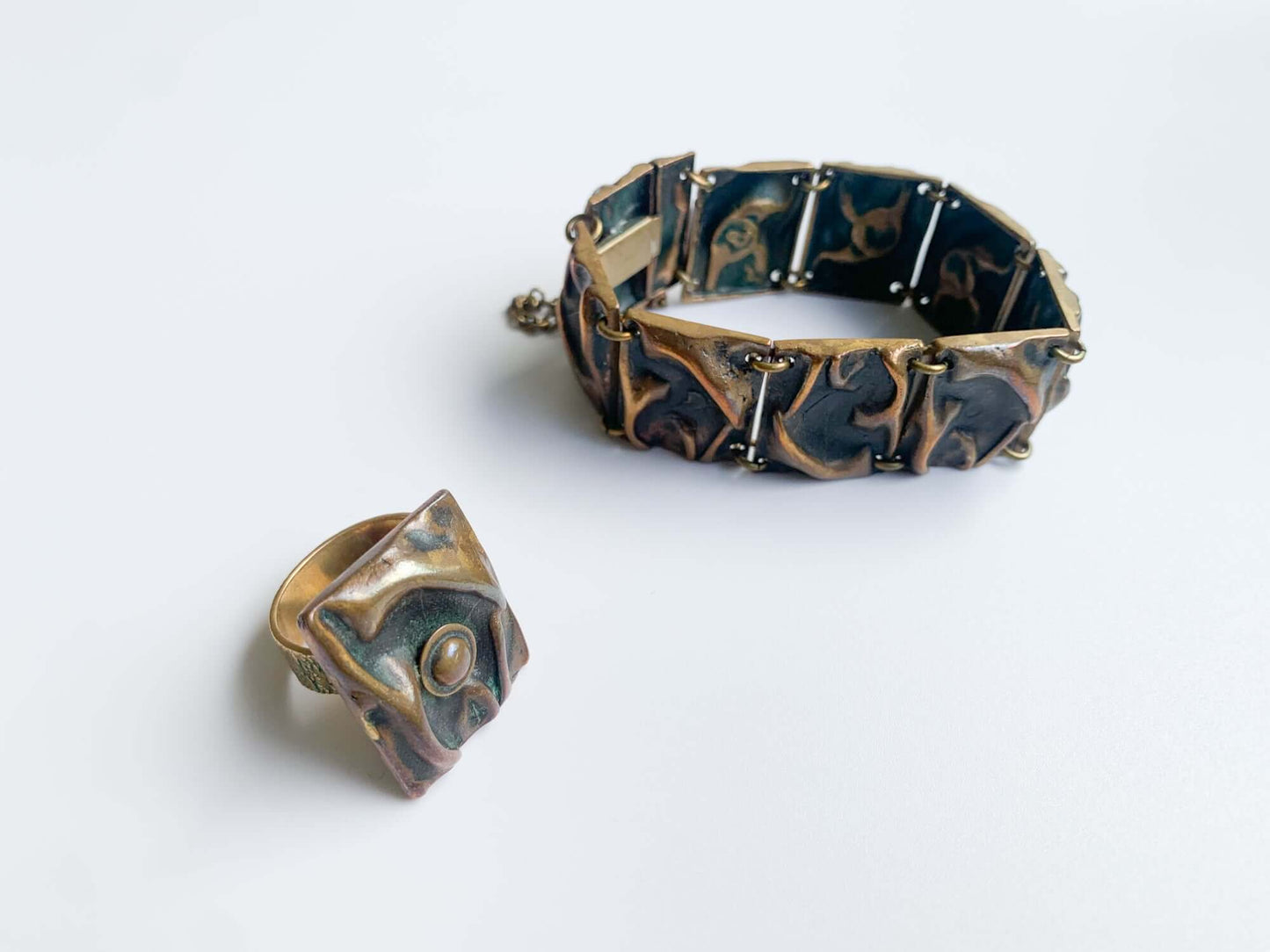 Scandinavian Brutalist style substantial bronze bracelet, Jalosepot Finland, 1960-70s