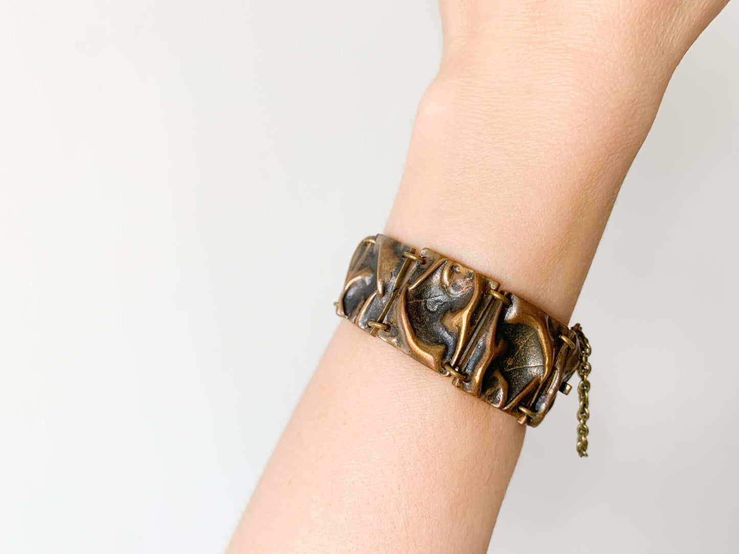 Scandinavian Brutalist style substantial bronze bracelet, Jalosepot Finland, 1960-70s