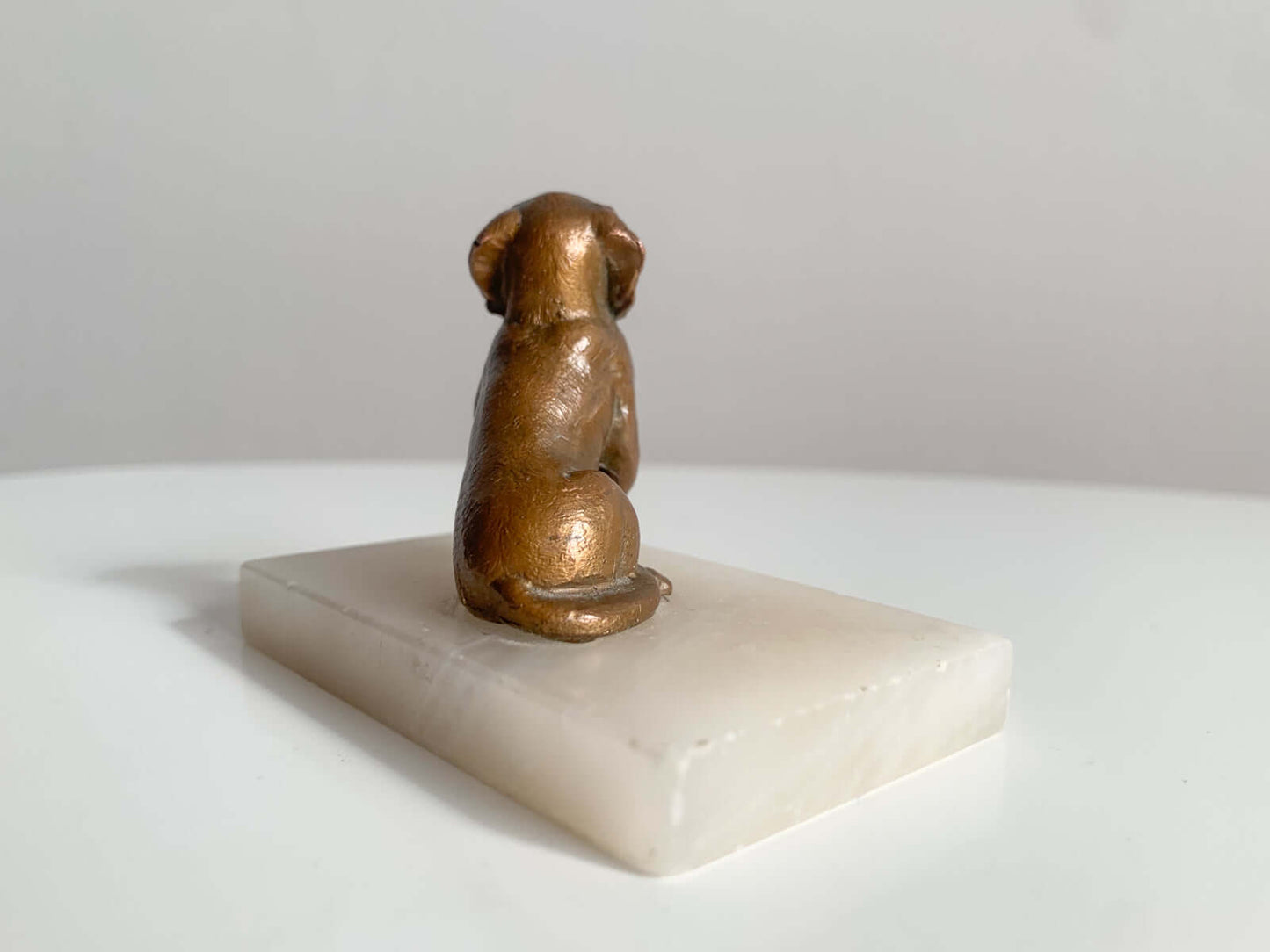 Bronze dog figurine marmor
