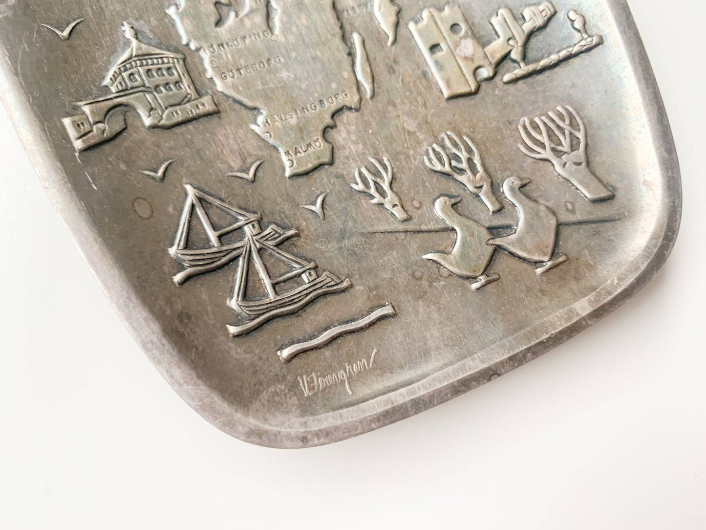 Modernist tray with symbols of Sweden in 1960s. Designer Vera Ferngren
