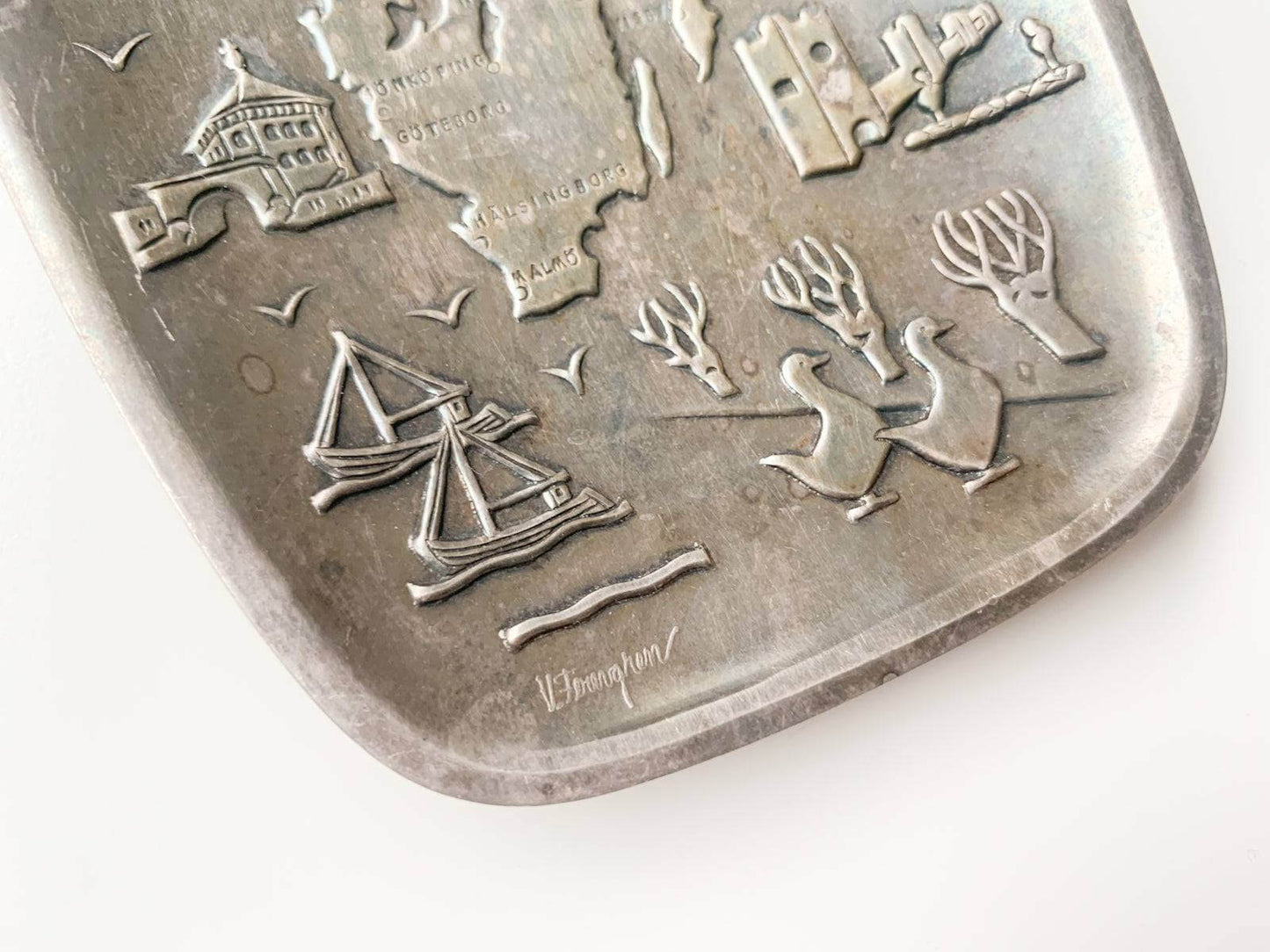 Modernist tray with symbols of Sweden in 1960s. Designer Vera Ferngren