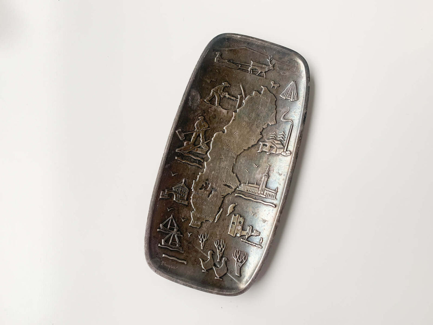 Modernist tray with symbols of Sweden in 1960s. Designer Vera Ferngren