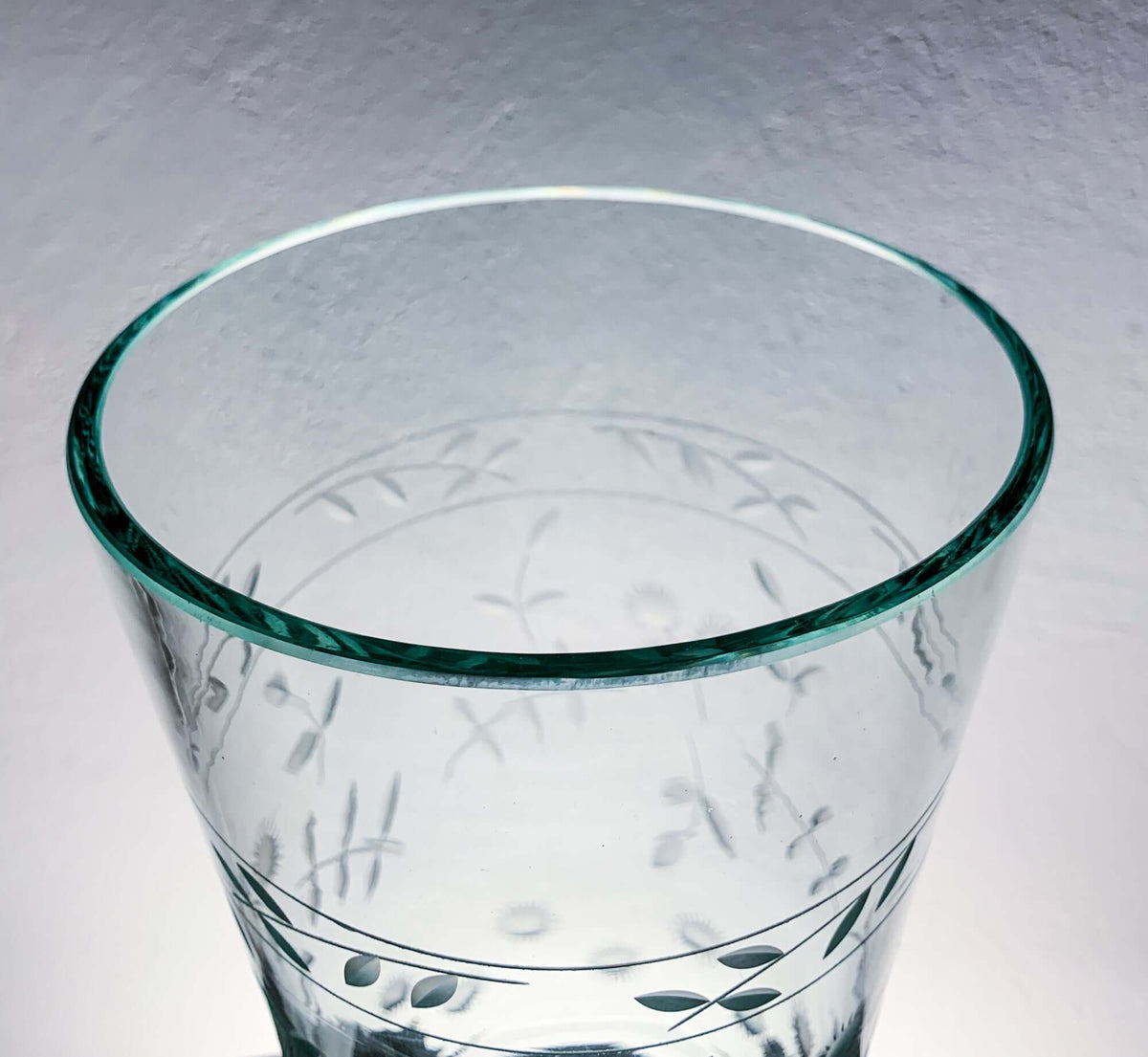 Antike gravierte Vase, Kornblumenmotiv