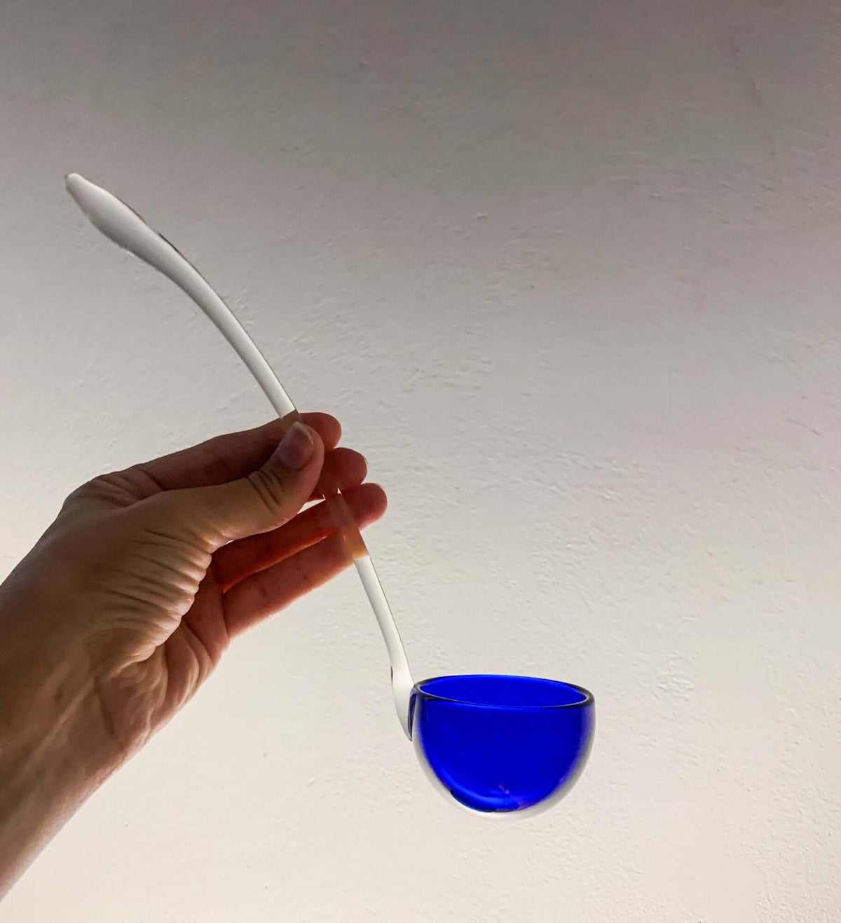 Blaue Bowleschale und Schöpflöffel | Sirkku Kumela-Lehtonen