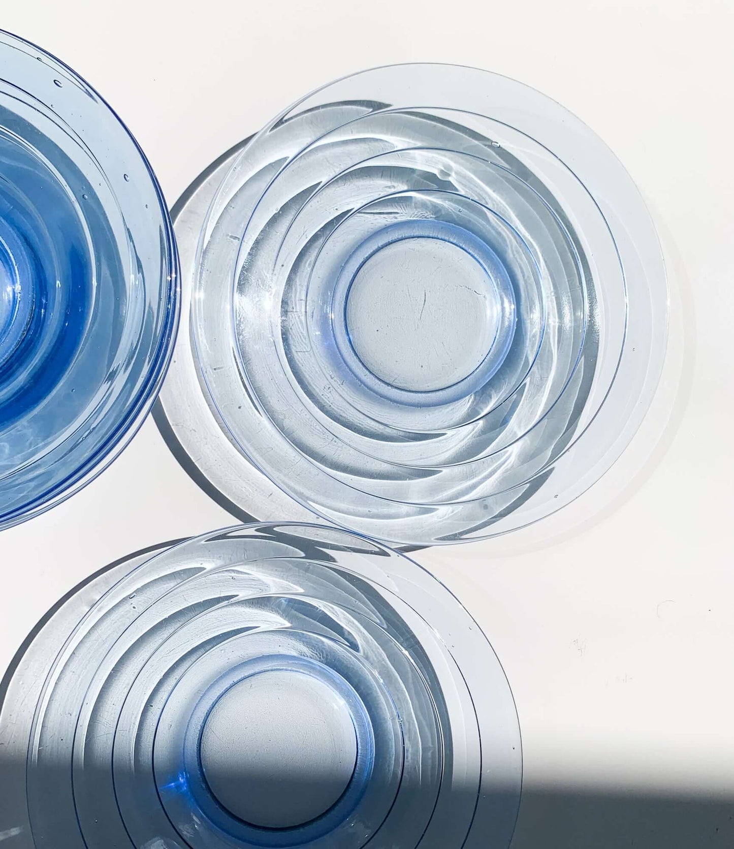 Old Aino Aalto plate of blue glass | Bölgeblick | Karhula glass | Find rare design pieces in Molna Vintage webshop