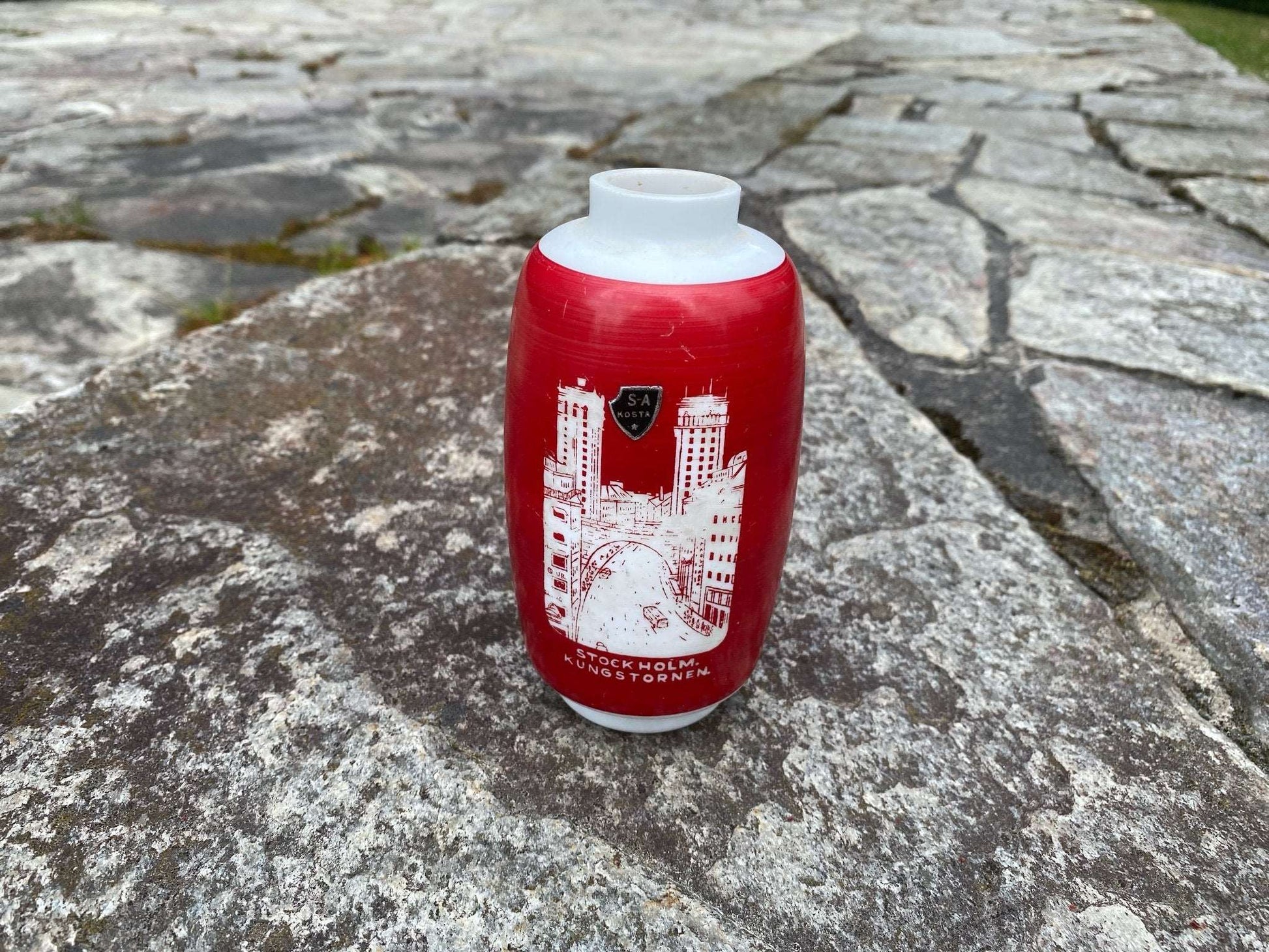 Milk glass Kosta vase Kungstornen