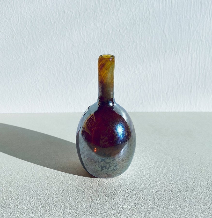 Oiva Toikka, Vase art-bottle Mansikkapaikka luster glass. Nuutajärvi 1980s