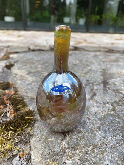 Oiva Toikka, Vase art-bottle Mansikkapaikka luster glass. Nuutajärvi 1980s