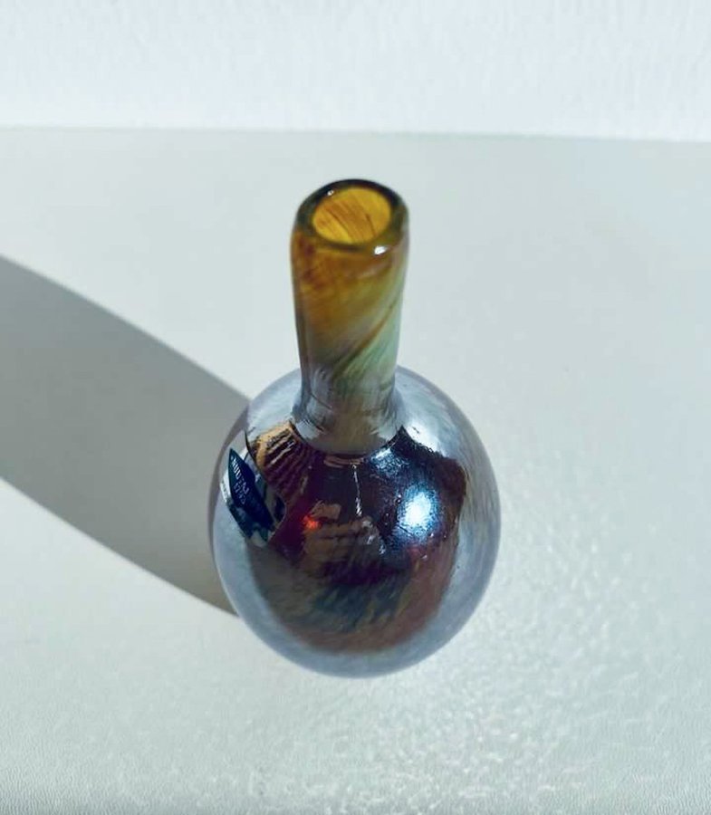 Oiva Toikka, Vase art-bottle Mansikkapaikka luster glass. Nuutajärvi 1980s