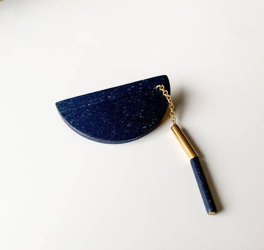 Aarikka Finland | Navy blue brooch gold chain | Molna Vintage