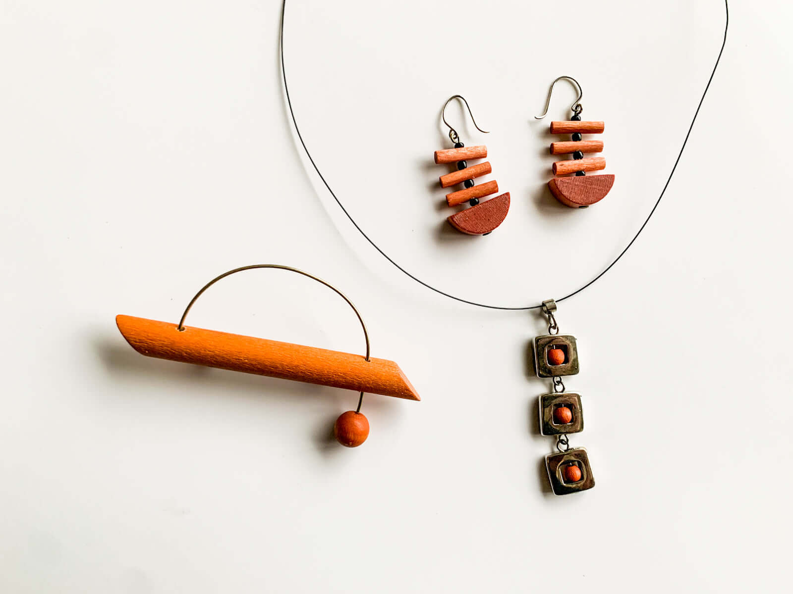 Collection of Aarikka jewelry | Brooch, necklace, earrings | Molna Vintage