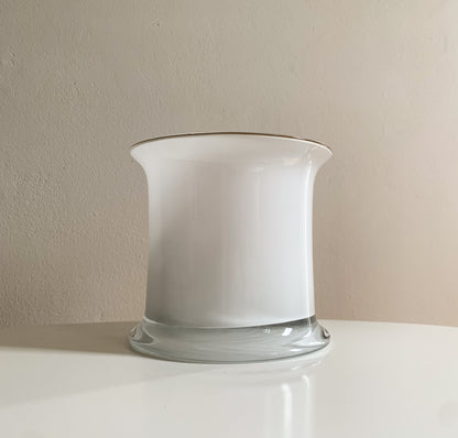 Heikki Orvola Nuutajarvi | White opaline glass vase Fuuga | Molna Vintage