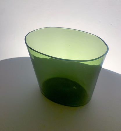 SH 142 green glass vase | Saara Hopea Nuutajärvi