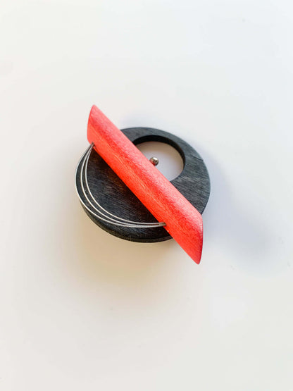 Red Orbit | Aarikka Holzanstecknadel