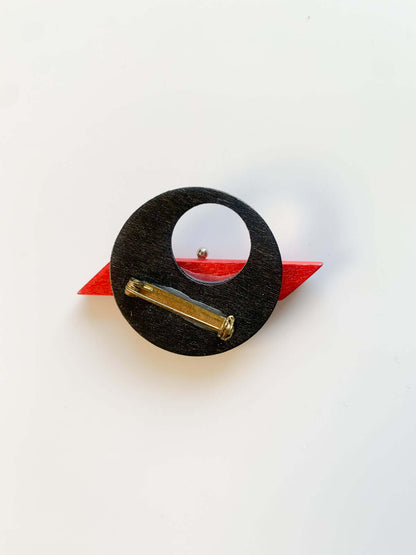 Red Orbit | Aarikka Holzanstecknadel