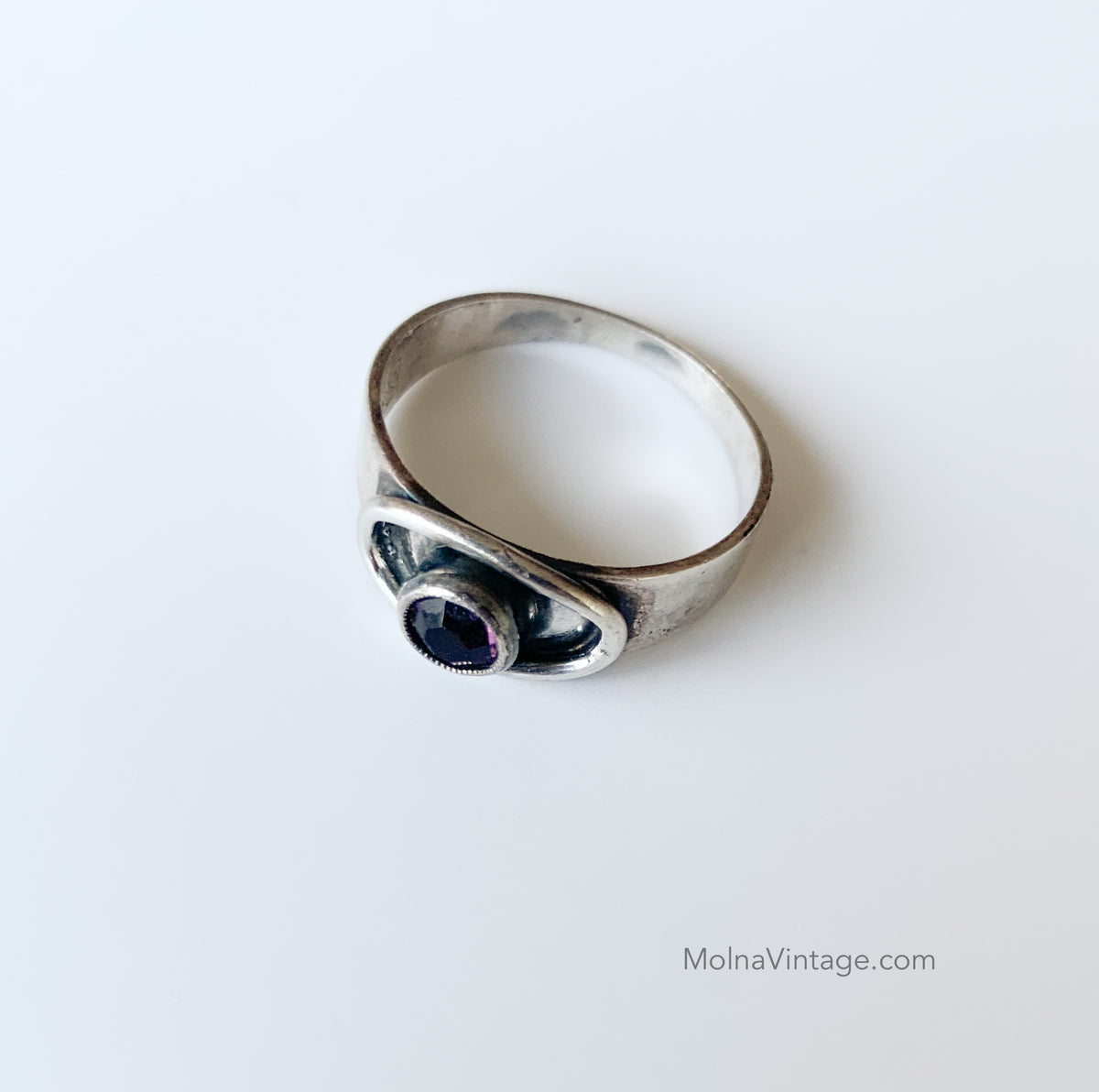 Modernist silver amethyst ring | Erik Granit