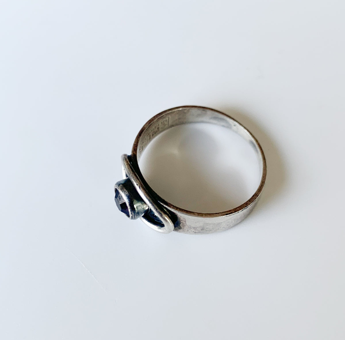Modernist silver amethyst ring | Erik Granit