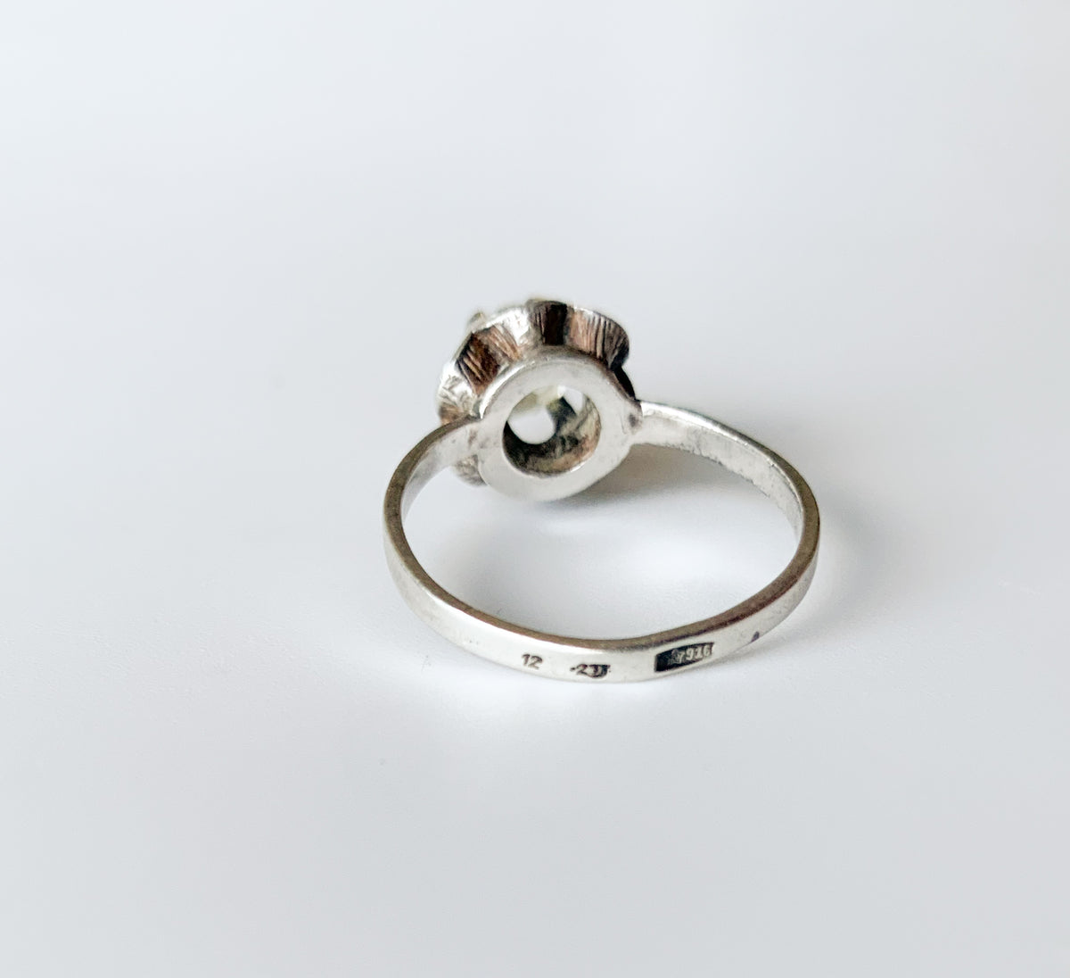 916 silver ring with cut crystal