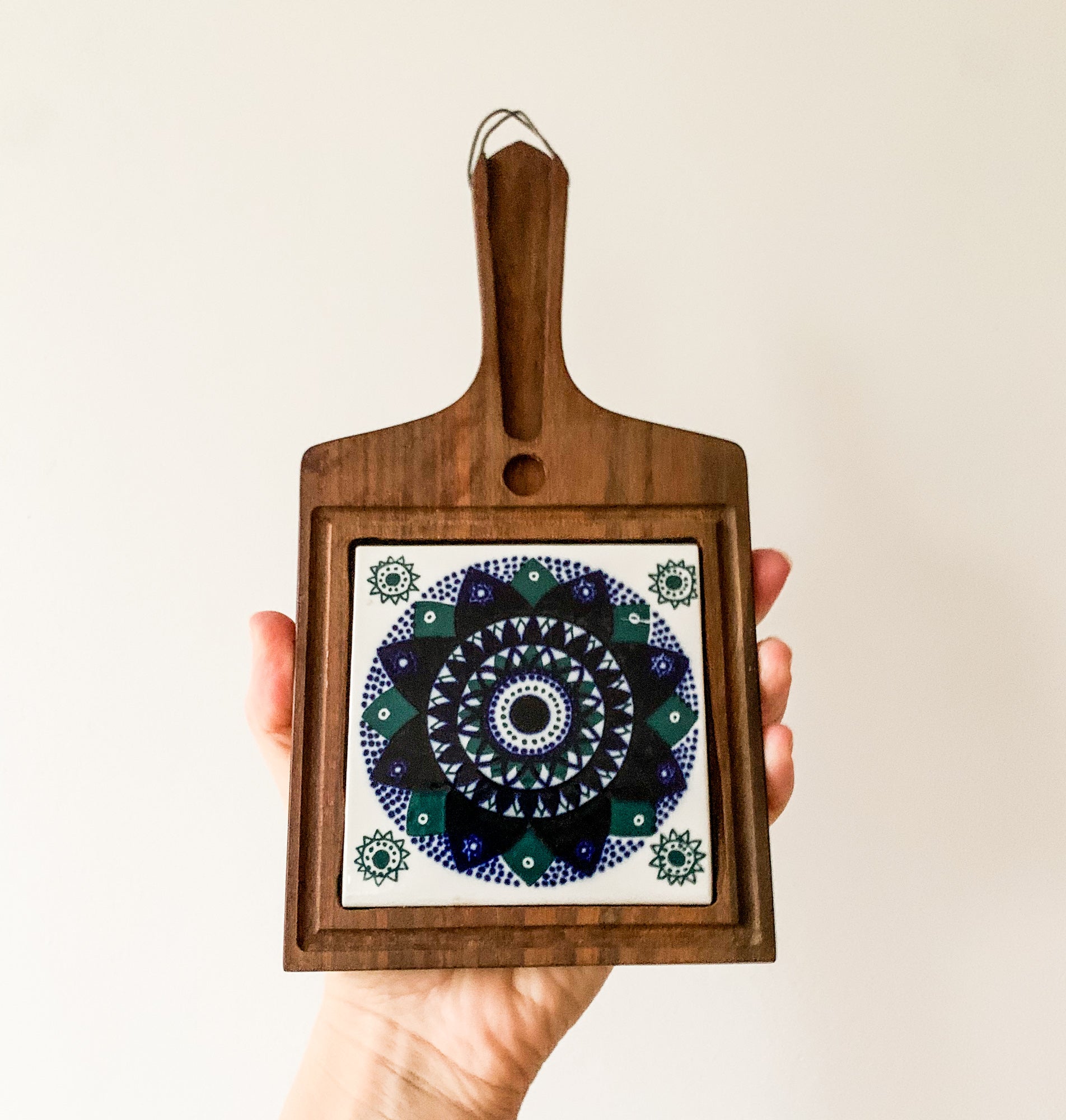 Lindholm teak trivet Arabia Sinikukka tile | Hilkka-Liisa Ahola