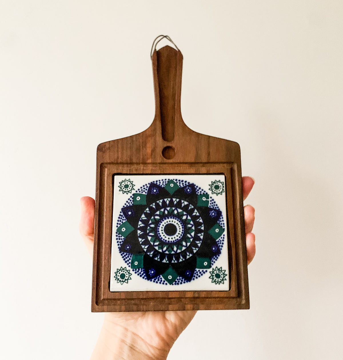 Lindholm teak trivet Arabia Sinikukka tile | Hilkka-Liisa Ahola