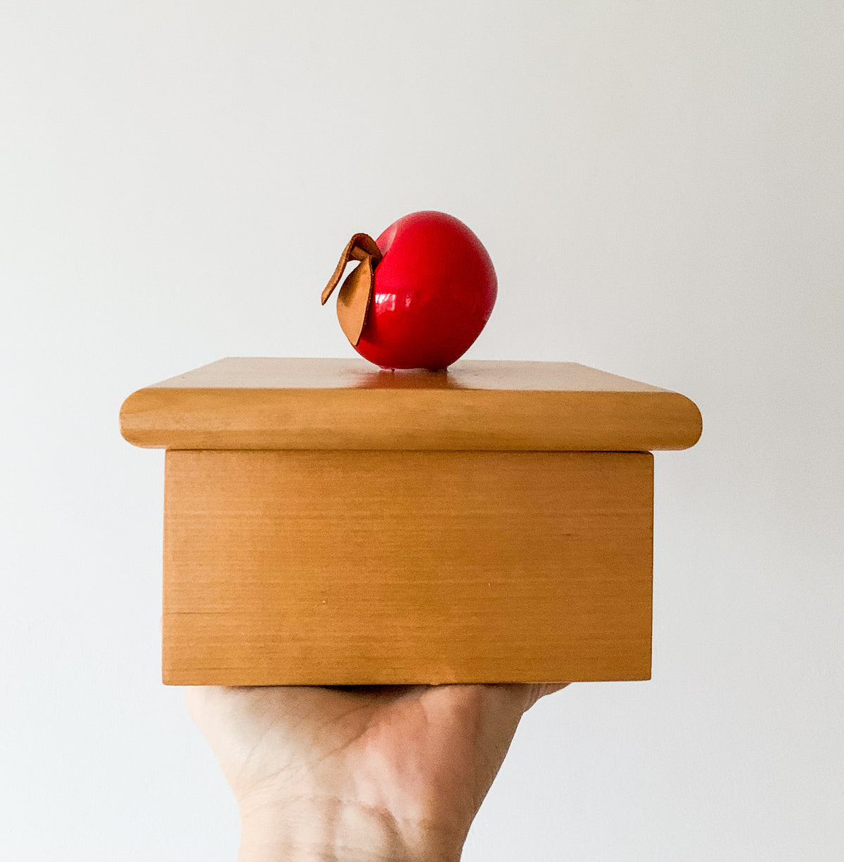 Birch box with red apple | Aarikka Finland
