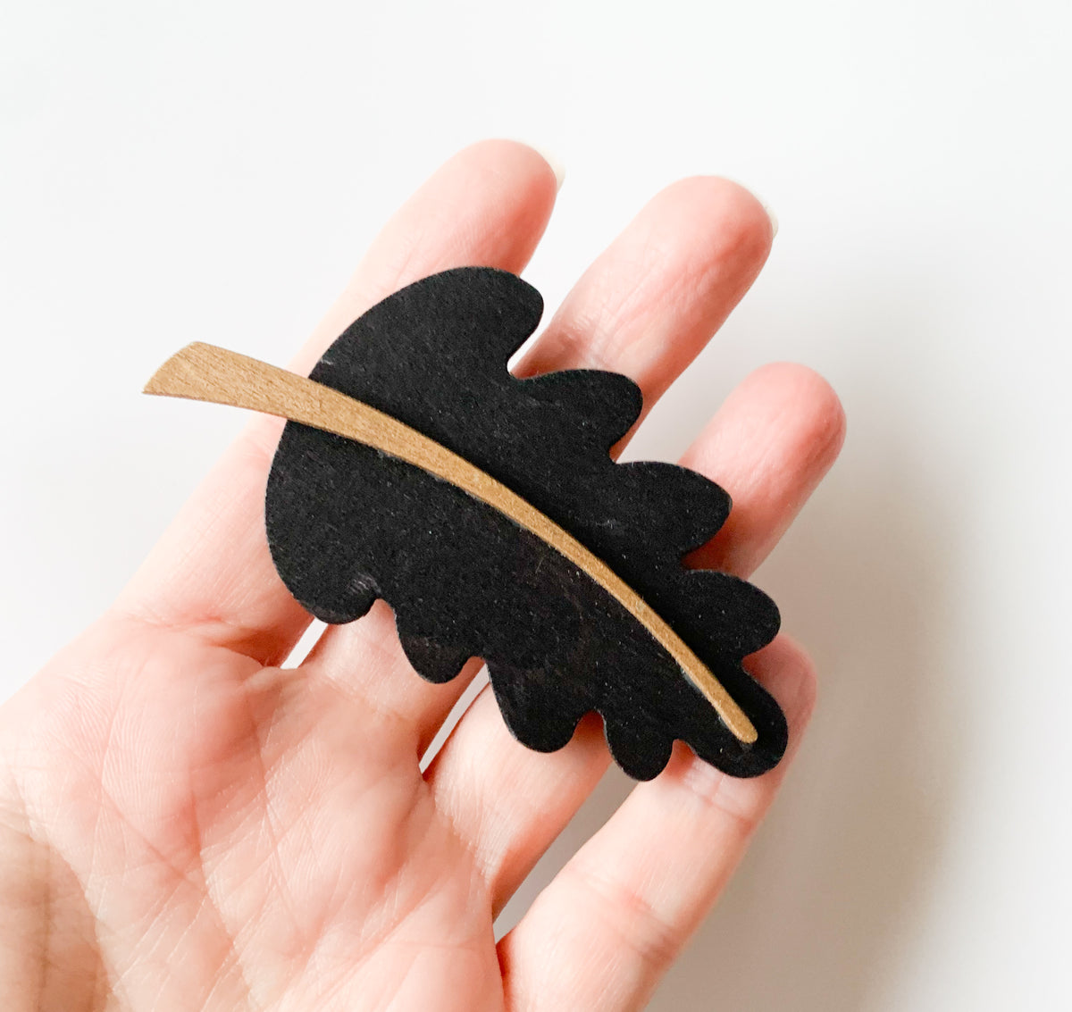 Oak leaf wooden brooch | Aarikka Finland
