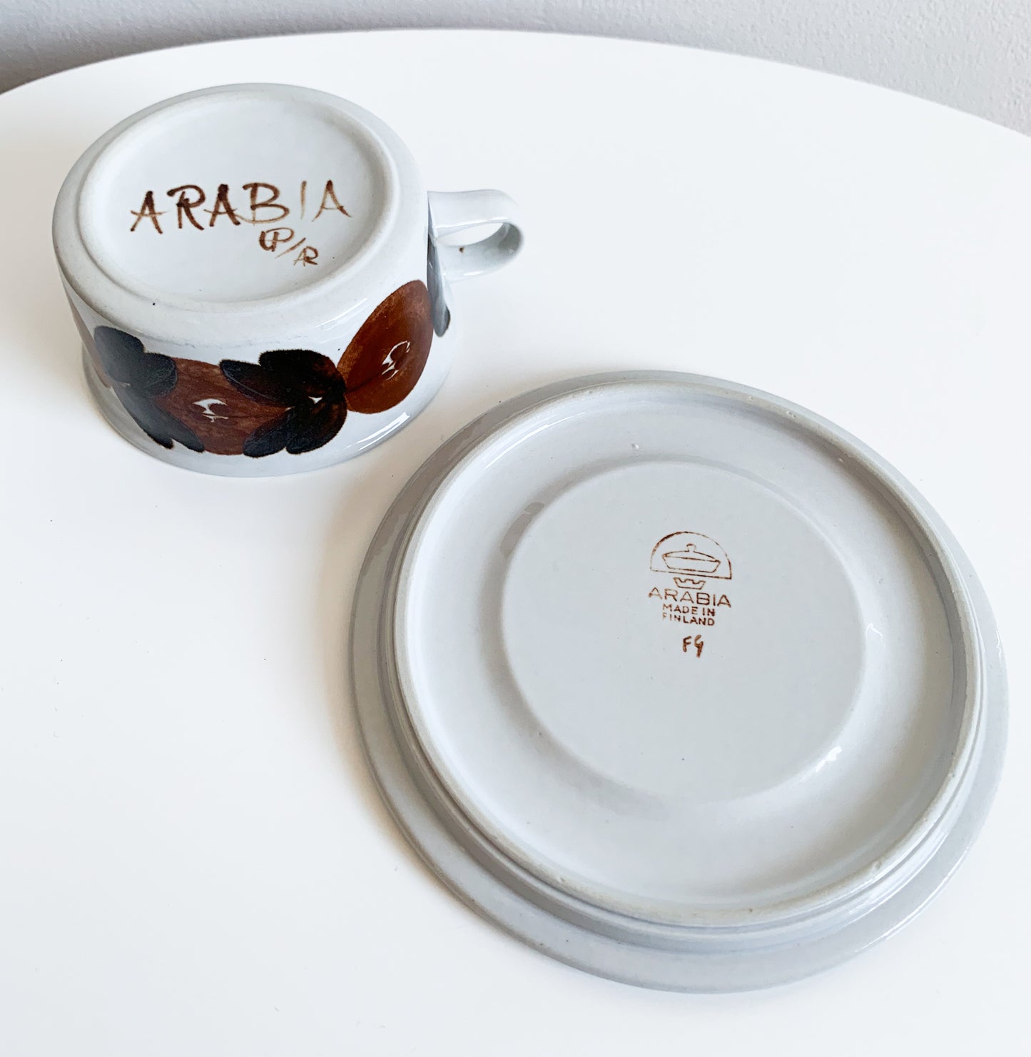 Ulla Procope Arabia Finland | Rosmarin tea cup, hand-painted
