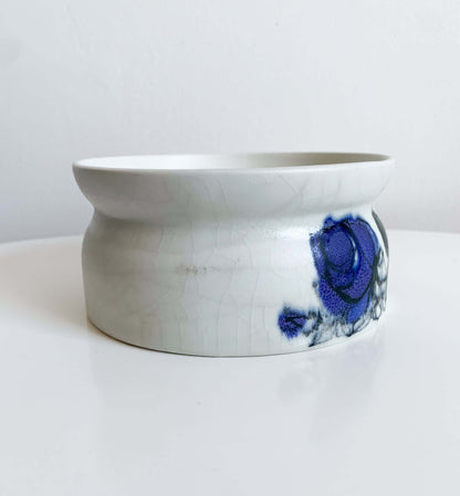 Hilkka Liisa Ahola Blue Rose bowl, hand-painted | Arabia Finland