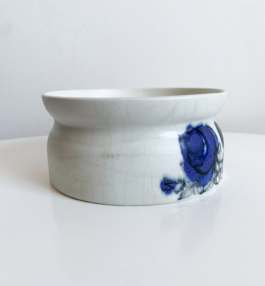 Hilkka Liisa Ahola Blue Rose bowl, hand-painted | Arabia Finland