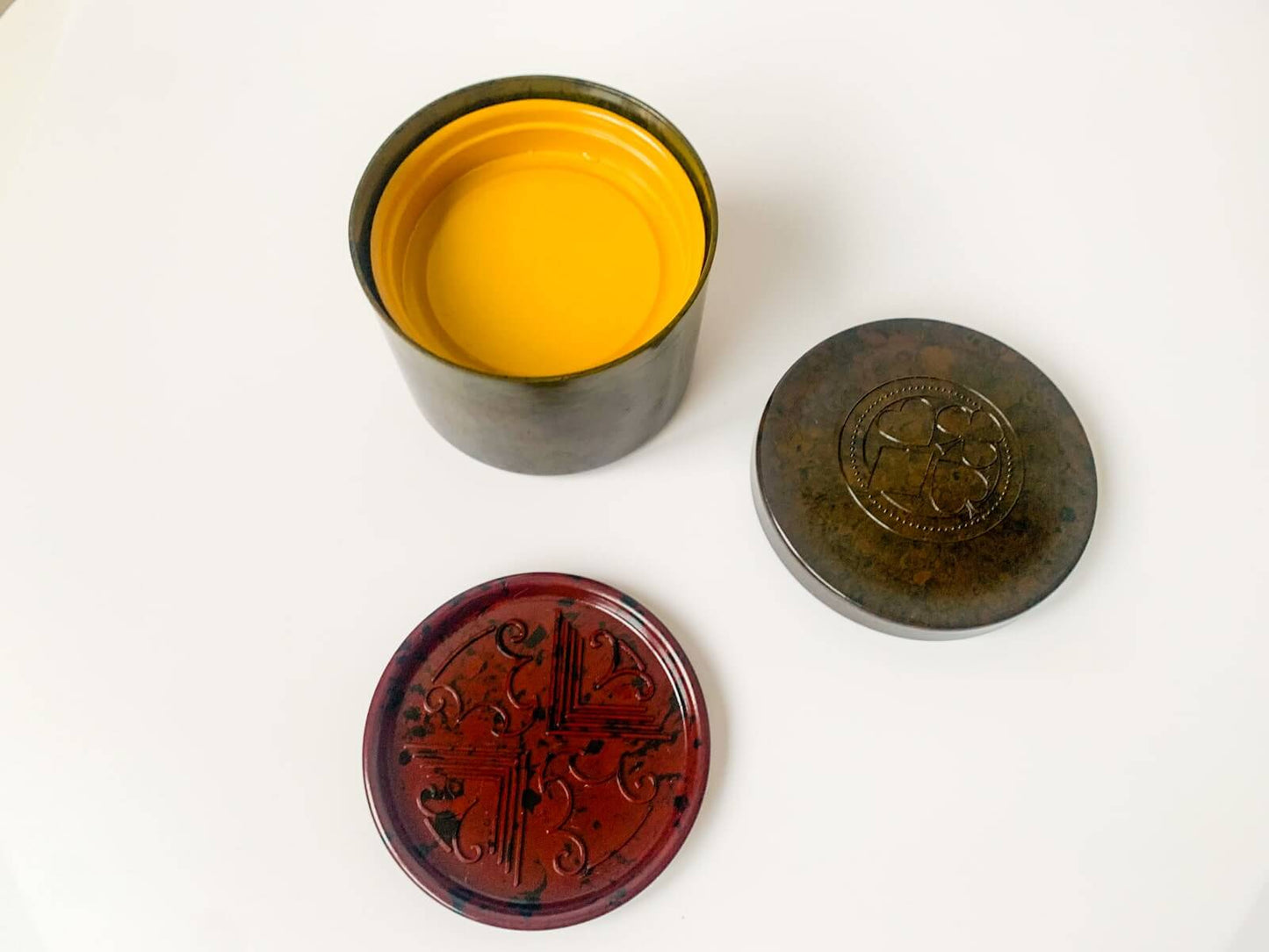 Marbled bakelite card table setup, 1940s - 1950s