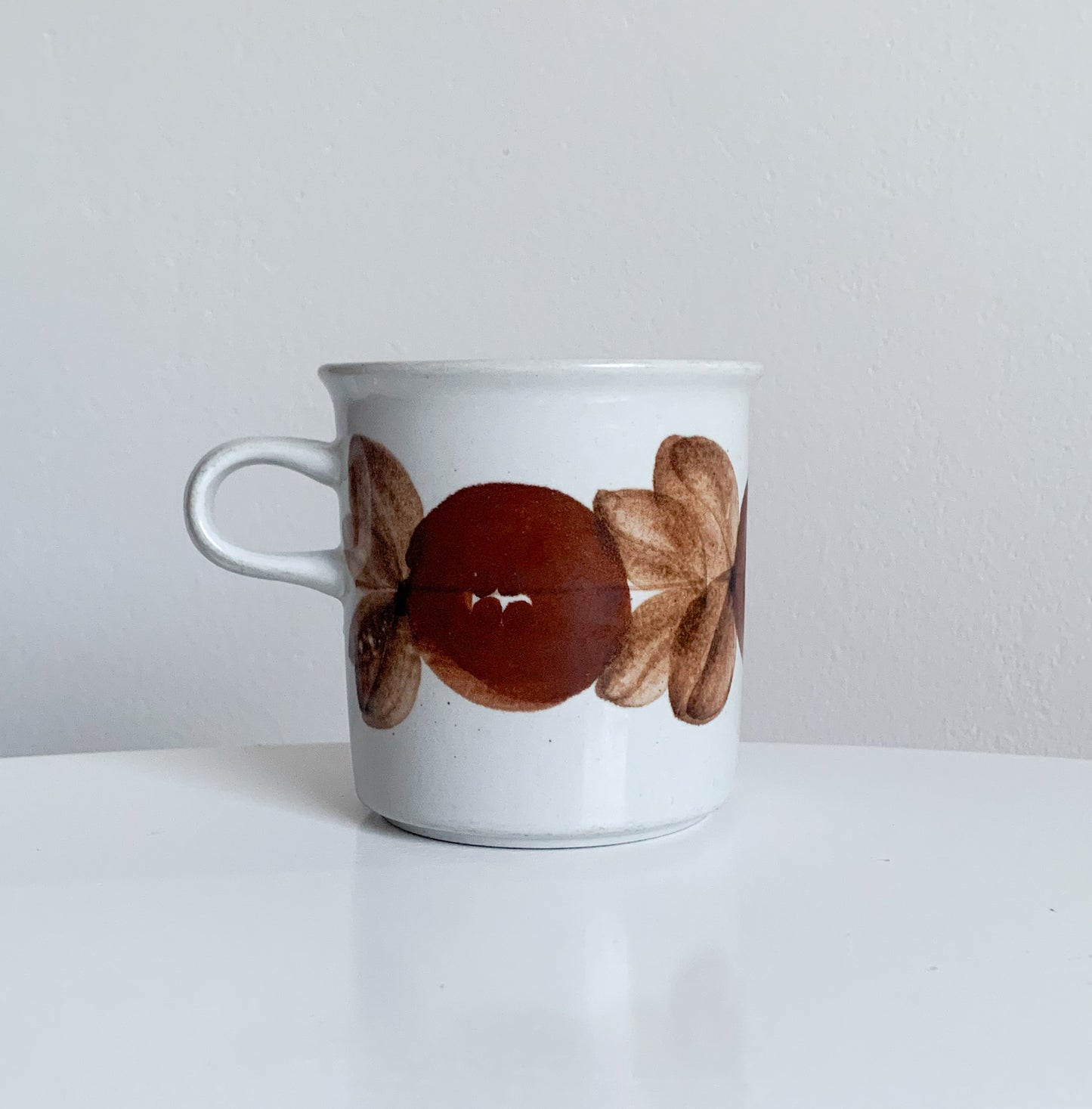 Ulla Procope Arabia Finland | Rosmarin cocoa cup, hand-painted